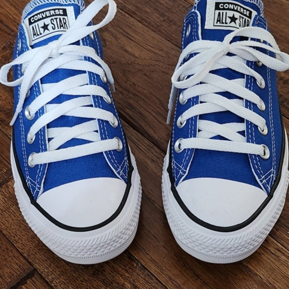 Converse low tops only worn once. Women 7.5. Men 5.5